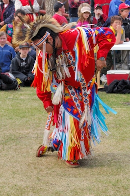 B68H5X First Nations dancer in traditional dress