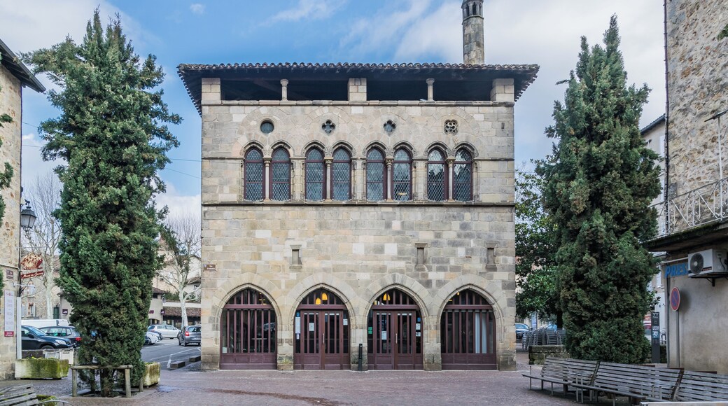 This building is indexed in the Base Mérimée, a database of architectural heritage maintained by the French Ministry of Culture, under the reference PA00095077 .