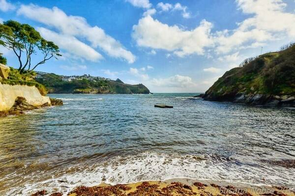 Readymoney Cove is a south-east facing sandy beach to the south of the harbour town of Fowey. It is sheltered by cliffs close to the mouth of the River Fowey Estuary and bounded, on one side, by the medieval town of Fowey and, on the other, by St Catherine's Castle. The beach can be covered during spring tides. The beach is cleaned daily during high season, and a bathing platform is moored in the bay.
#Fowey #Cornwall #waterlust #beach #southengland #outdoors #landscapes #England #placestovisit