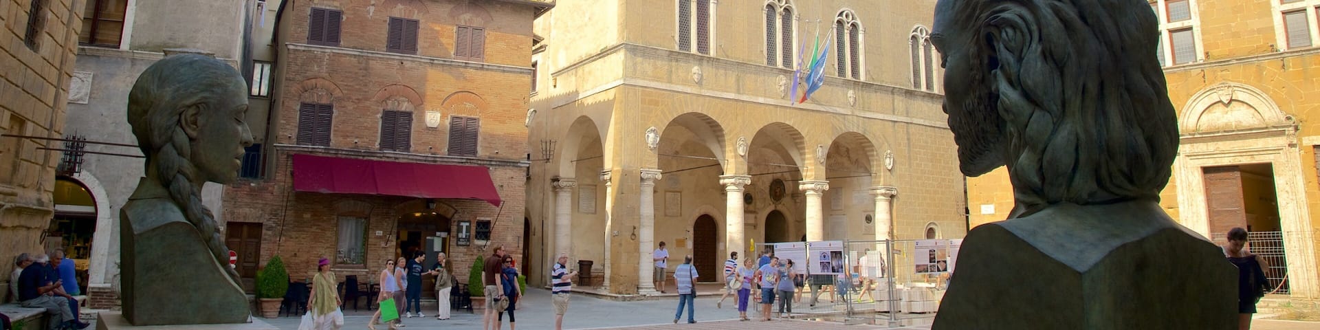 Pienza johon kuuluu monumentti, vanha arkkitehtuuri ja pieni kaupunki tai kylä