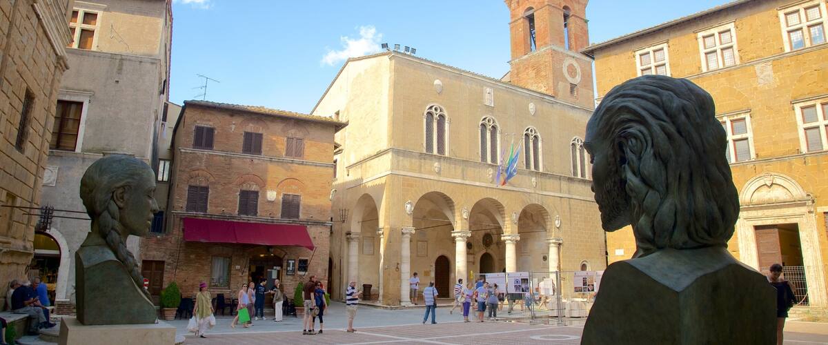 Pienza showing a square or plaza, a monument and heritage architecture