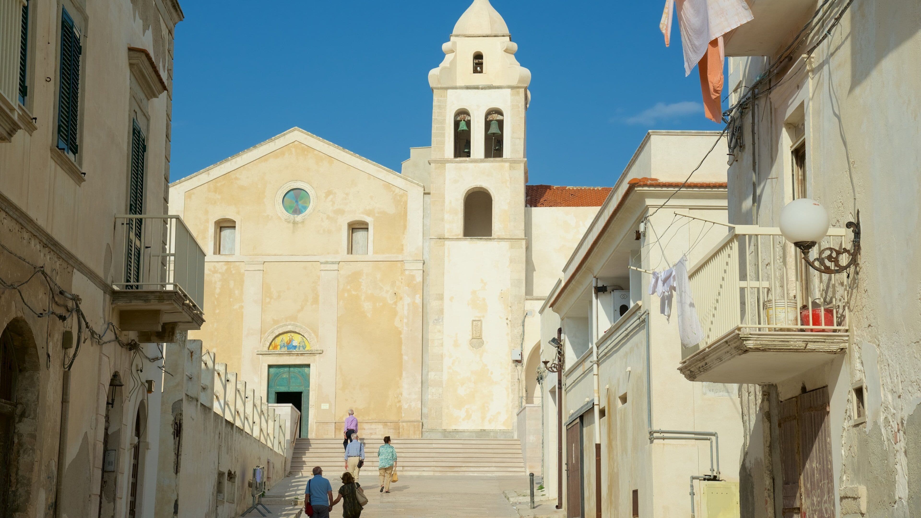 <h2>Top places to stay near the beach</h2>