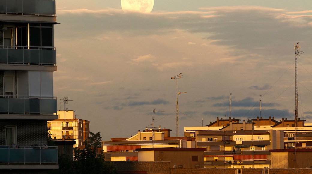 Puesta de luna llena tras las nubes en la ciudad de Fuenlabrada, Madrid, España