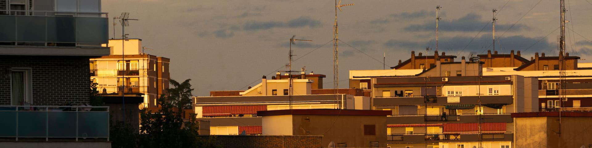 Puesta de luna llena tras las nubes en la ciudad de Fuenlabrada, Madrid, España