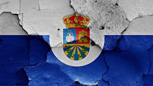 flag of Fuenlabrada painted on cracked wall
