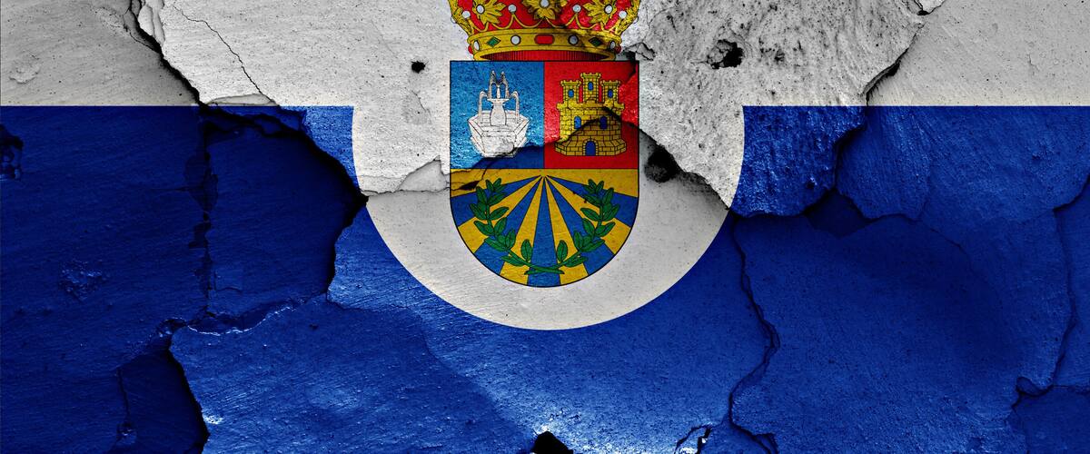 flag of Fuenlabrada painted on cracked wall