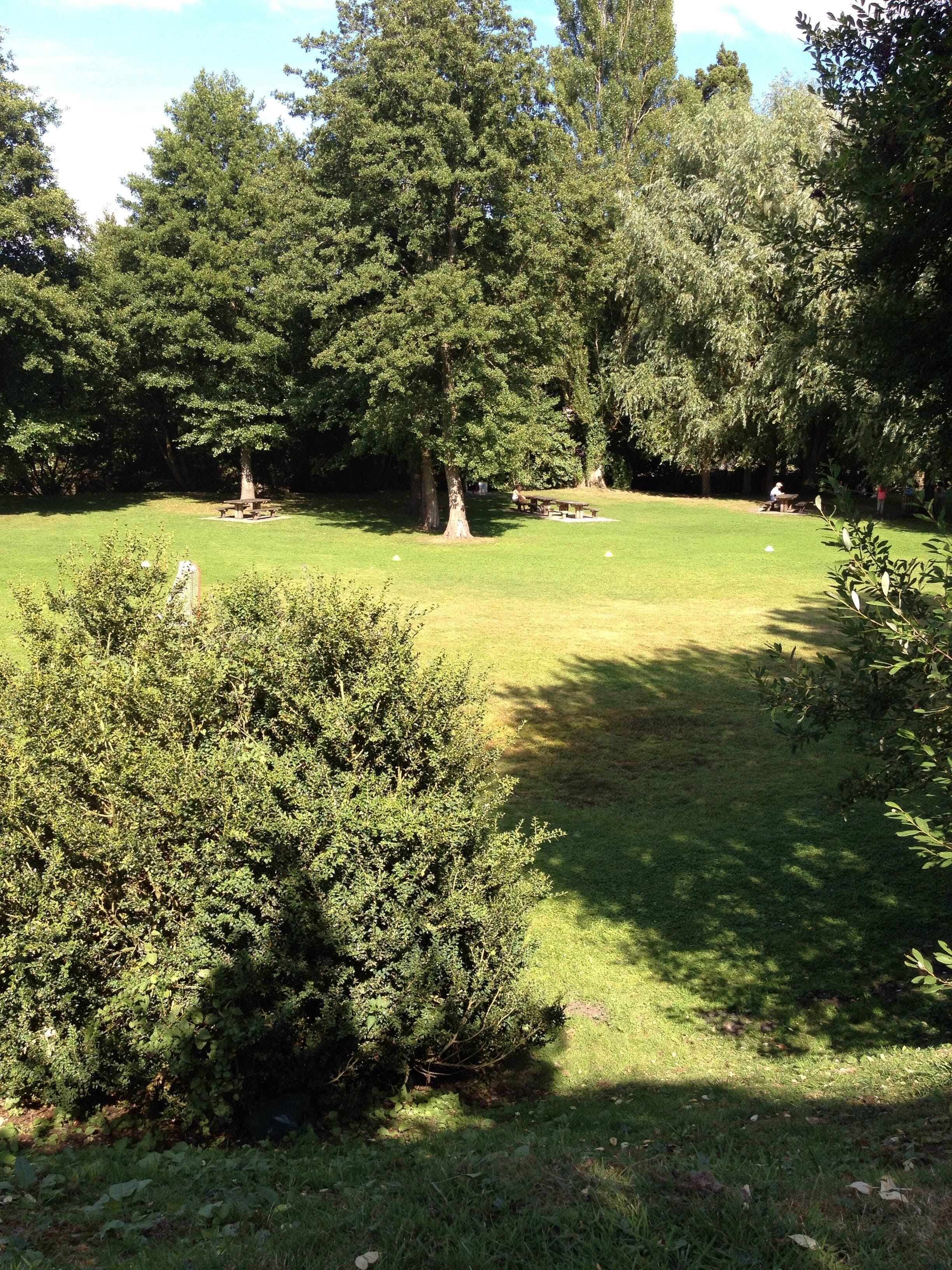 Espace détente entre la rivière et la voie verte
