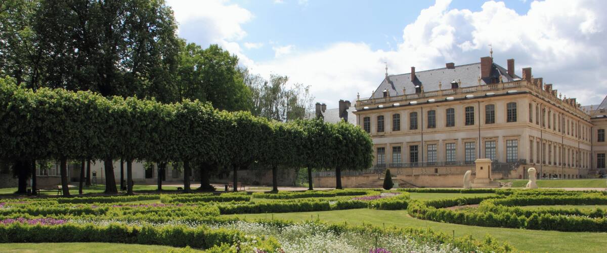 Jardins à la française, Château de Lunéville. A gauche, les bosquets.
