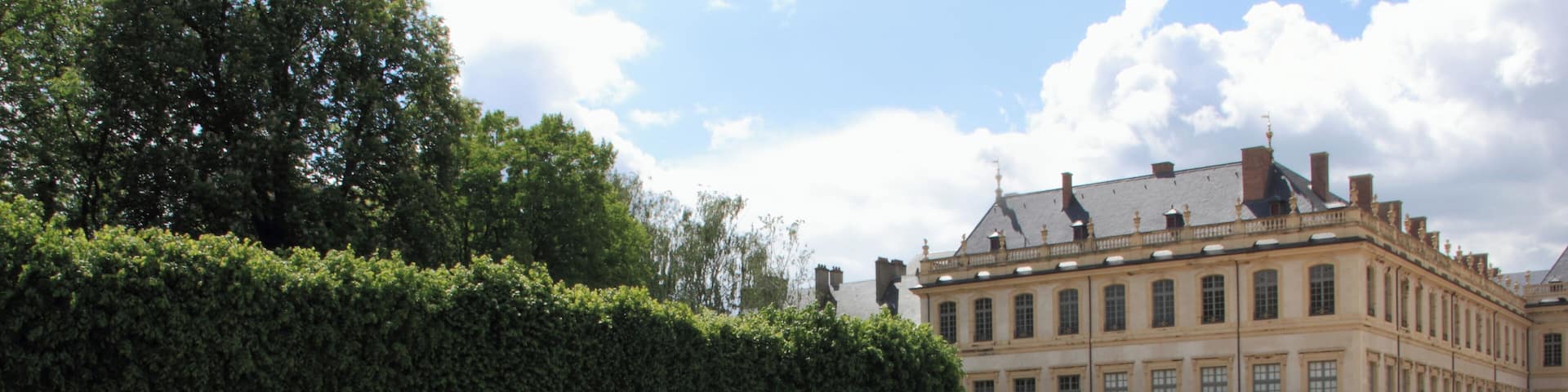 Jardins à la française, Château de Lunéville. A gauche, les bosquets.