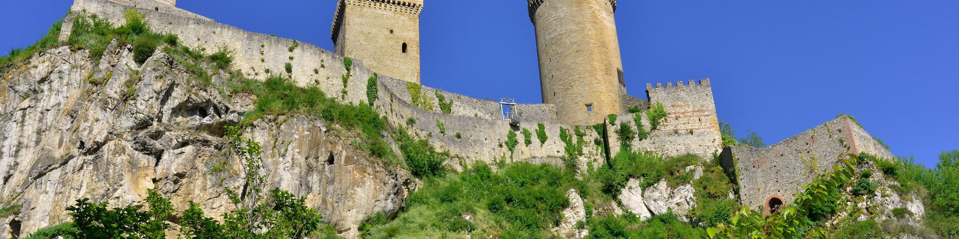 Panoramique Château de Foix (09000) et ses remparts arrière, Ariège en Occitanie, France