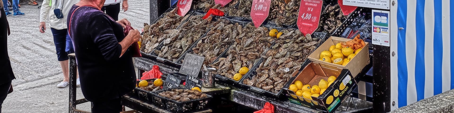 Cancale is known for it's oysters and it did not disappoint! We arrived at around lunch time to have fresh oysters by the bay.