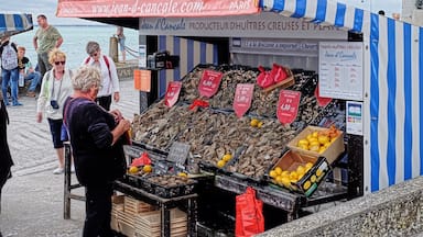 Cancale is known for it's oysters and it did not disappoint! We arrived at around lunch time to have fresh oysters by the bay.