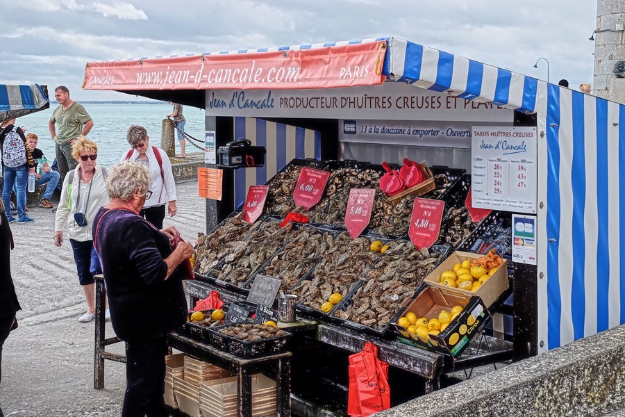 Cancale is known for it's oysters and it did not disappoint! We arrived at around lunch time to have fresh oysters by the bay.