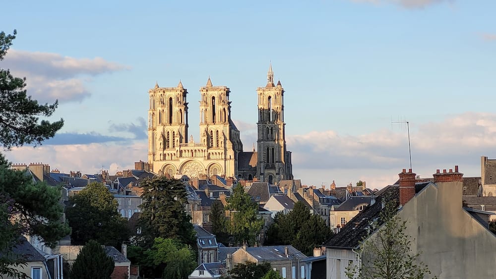 La cathédrale Notre-Dame de Paris, entourée d’immeubles résidentiels et d’arbres.