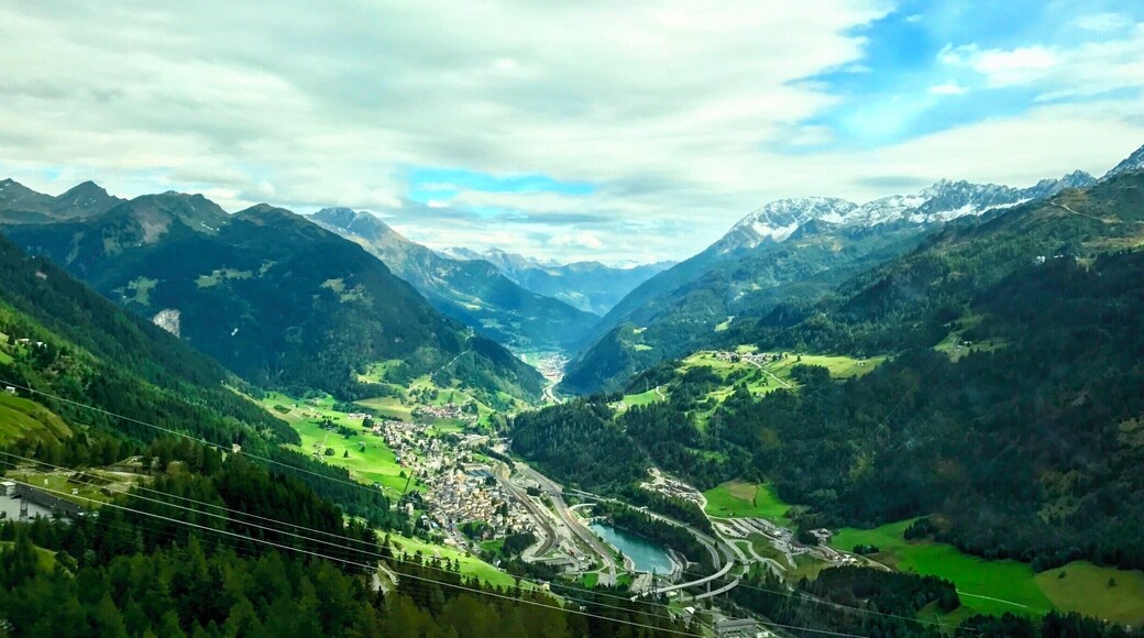 It was my first time ever travelling to Switzerland and I was in awe of it's peaceful beauty. Such a rare scene to find in south east asia. Looking back at this photo makes me feel so blessed to have been able to witness this beautiful scenery. #LifeAtExpedia