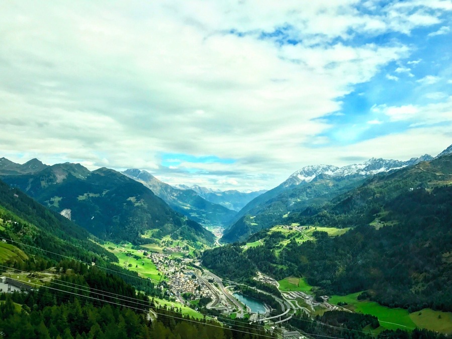 It was my first time ever travelling to Switzerland and I was in awe of it's peaceful beauty. Such a rare scene to find in south east asia. Looking back at this photo makes me feel so blessed to have been able to witness this beautiful scenery. #LifeAtExpedia