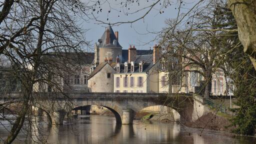 Romorantin-Lanthenay, vieux pont sur la Sauldre et tour Jacquemart, Loir et Cher, France