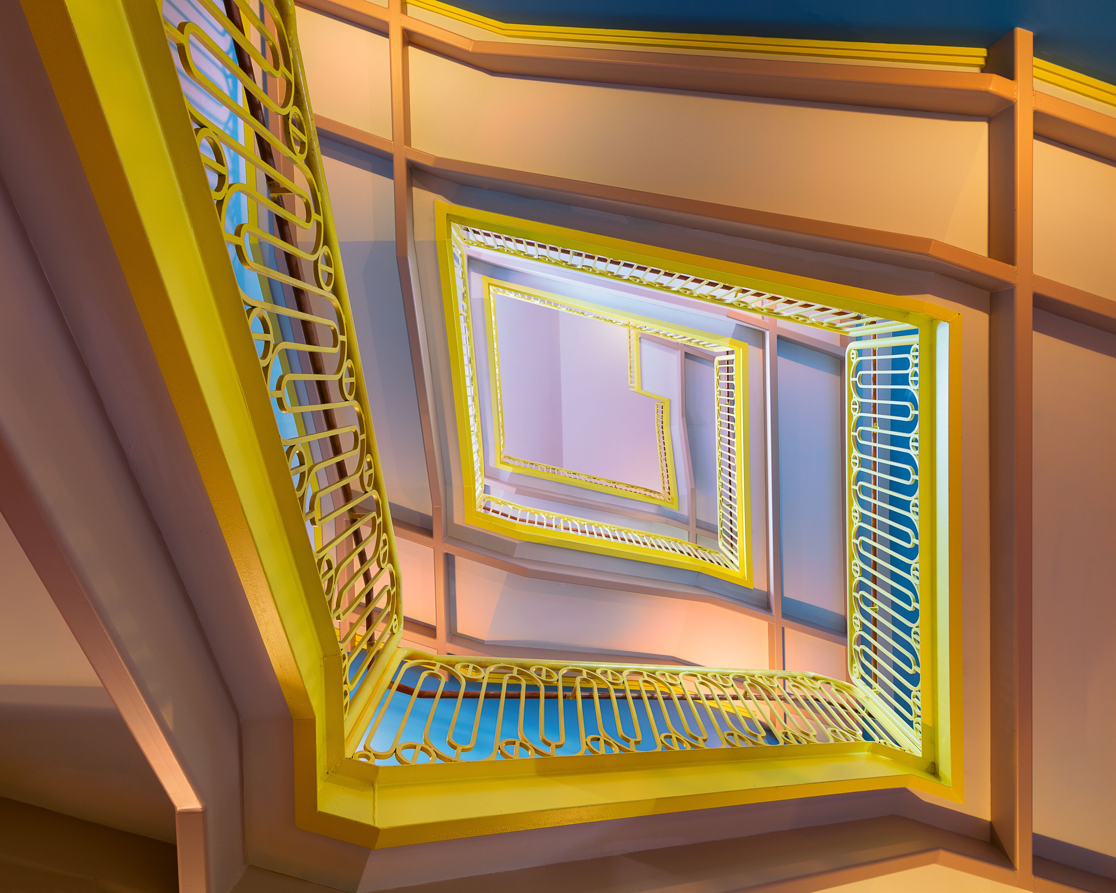 Una estructura geométrica de varios niveles con elementos amarillo y blanco, posiblemente un diseño arquitectónico moderno.