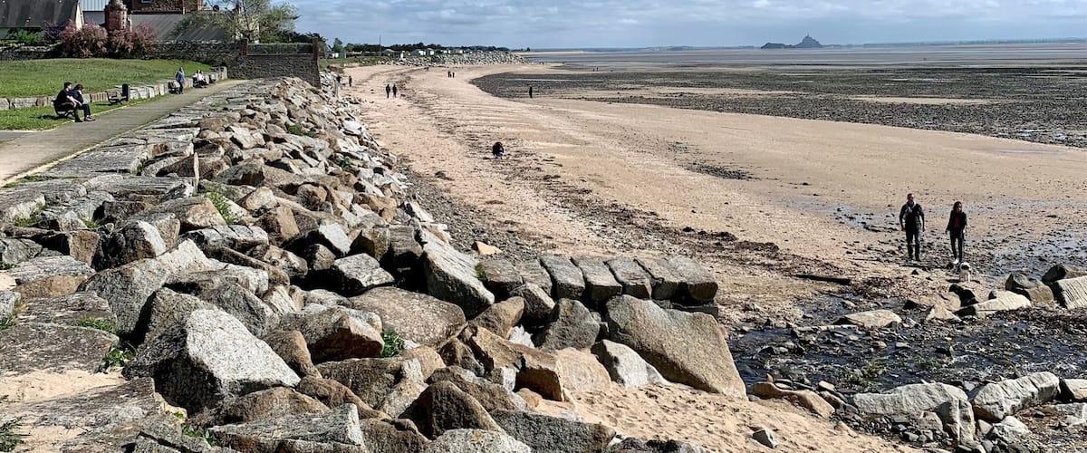 Promeneurs sur la plage de Saint-Jean-Le-Thomas, Normandie, France