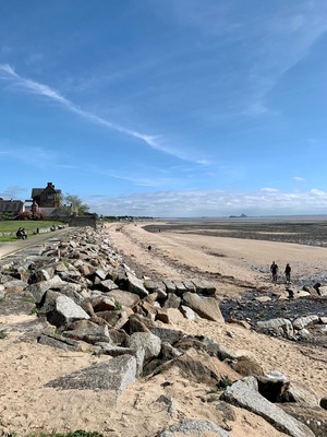 Promeneurs sur la plage de Saint-Jean-Le-Thomas, Normandie, France