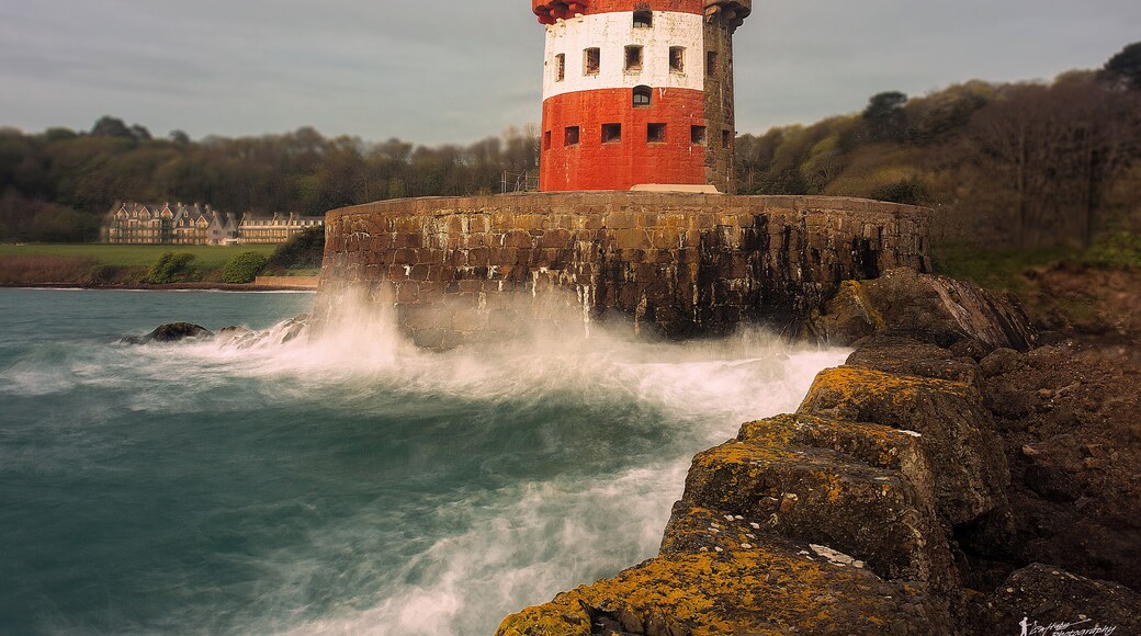 Close to St Catherine’s woods, the impressive St Catherine’s Breakwater and secluded beaches, Archirondel Tower can be found.
Built on a rocky outcrop in St Catherine’s Bay in 1792, Archirondel Tower was used as a garrison for artillery soldiers and has been a key defensive point throughout Jersey's history. Linked to the shore by the abandoned southern arm of St Catherine's Breakwater, the Tower has been converted into one of our basic coastal towers and accommodates up to 10 people at any time.