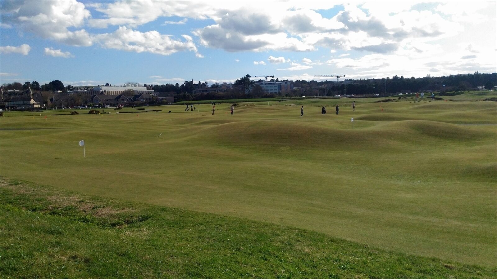 I haven't ever played #golf but I like to watch the game. Every time I watched a golf match in #Scotland or England on TV, I was attracted by a beautiful course.

One of my dreams has come true. The destination is the famous Old Course in St. Andrews!

The players looked very relaxing and were putting on "the Himalayas", where is a putting green next to the Old course. 

I could see the course with my own eyes and feel very strong wind like a typhoon as seen on TV. Everything was just fabulous!

#GreatOutdoors