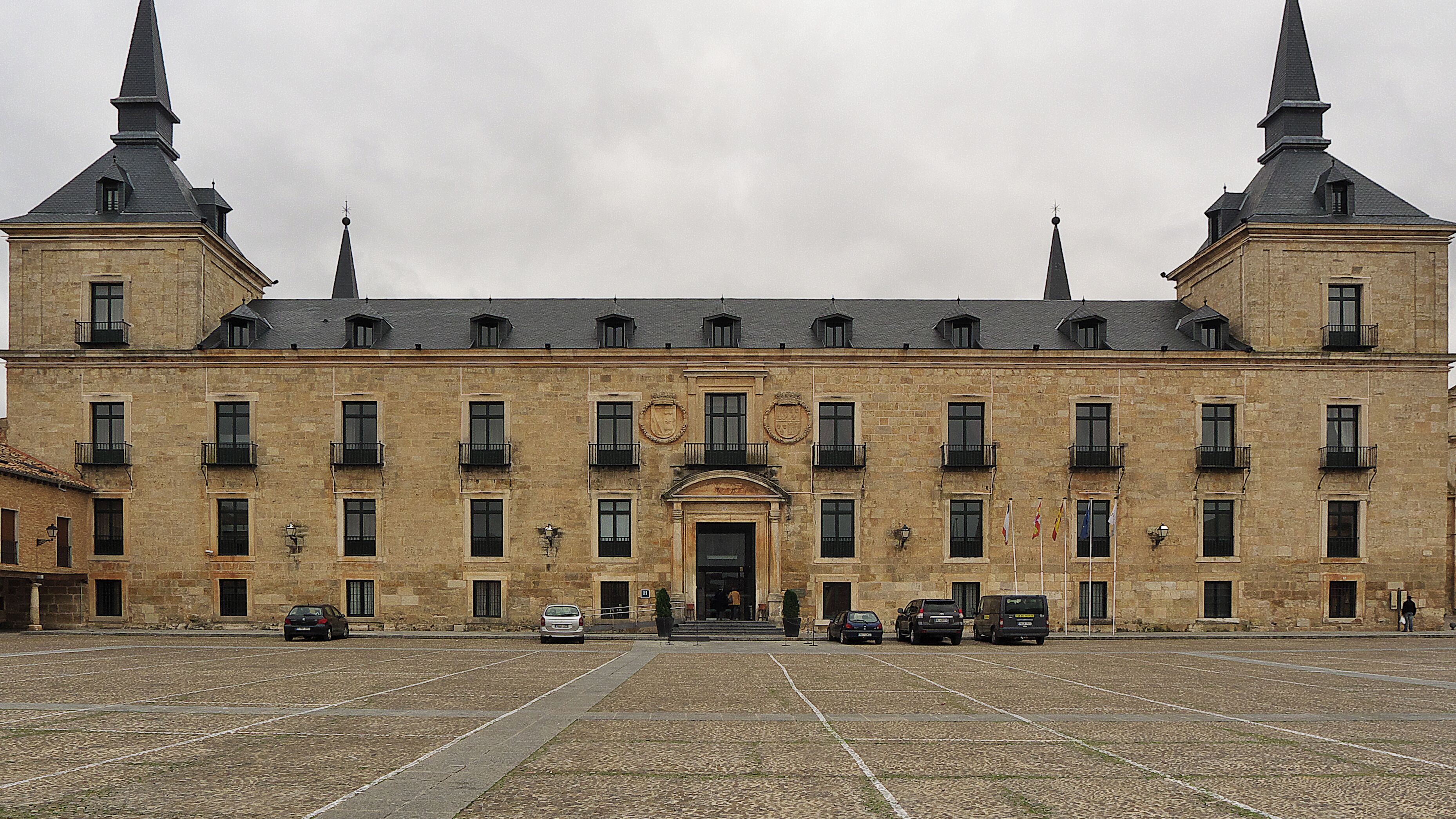 Francisco de Rojas y Sandoval, I Duque de Lerma (y corrupto), contrata a Francisco de Mora la construcción de su palacio y la planificación urbanística de la población de Lerma (Burgos). Comienza el edificio en 1601 y es terminado por Juan Gómez de Mora y Diego de Sisniega en 1617.