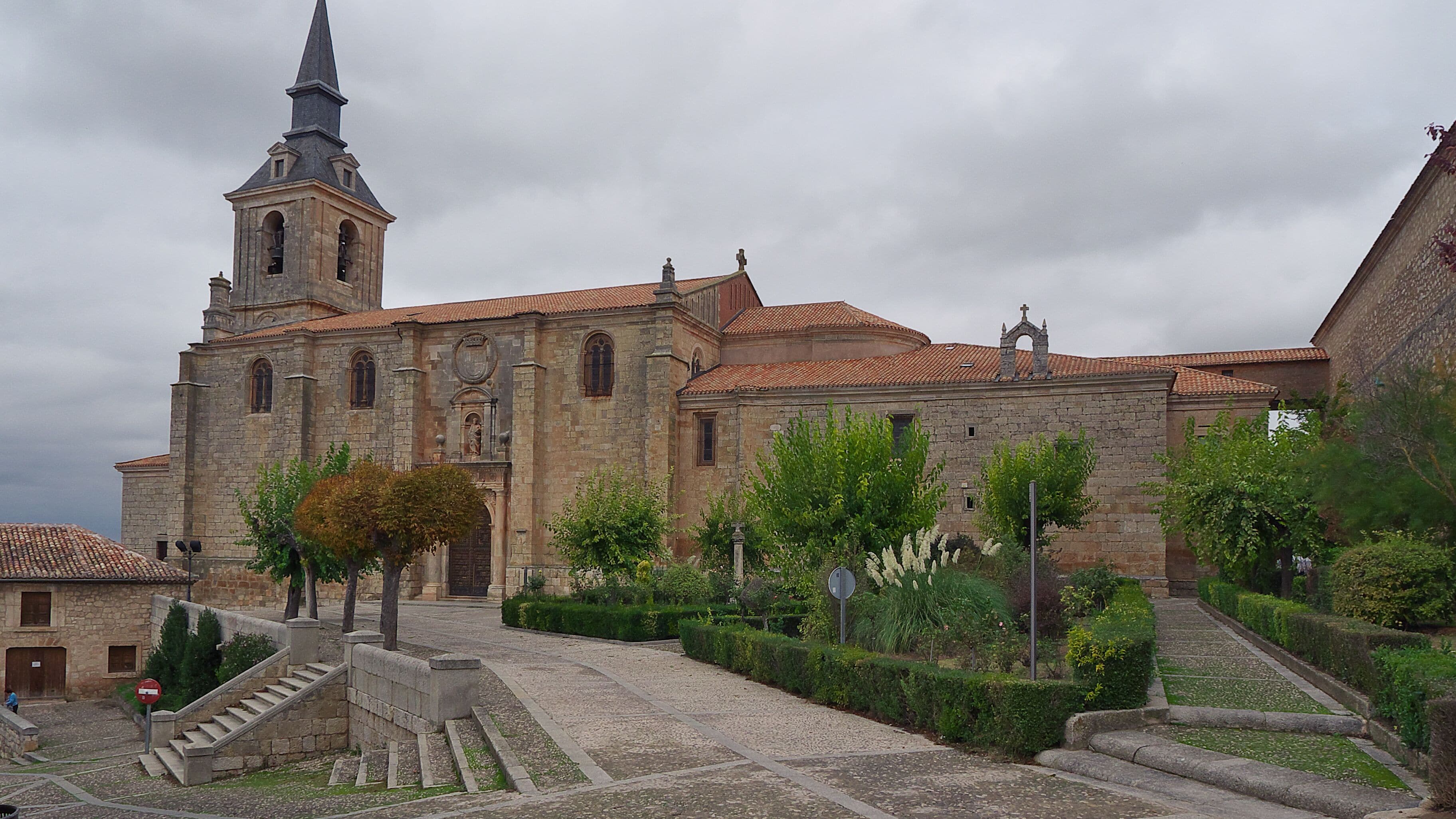 Cristóbal de Rojas y Sandoval, arzobispo de Sevilla, reforma y amplía la iglesia lermeña de San Pedro, siendo fray Alberto de la Madre de Dios el arquitecto (1613).