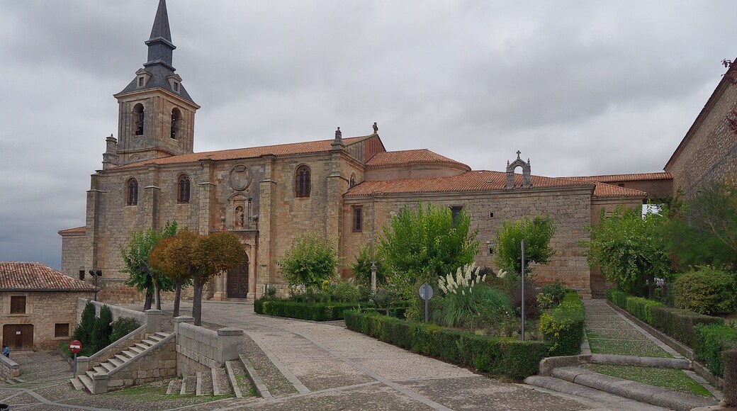 Cristóbal de Rojas y Sandoval, arzobispo de Sevilla, reforma y amplía la iglesia lermeña de San Pedro, siendo fray Alberto de la Madre de Dios el arquitecto (1613).