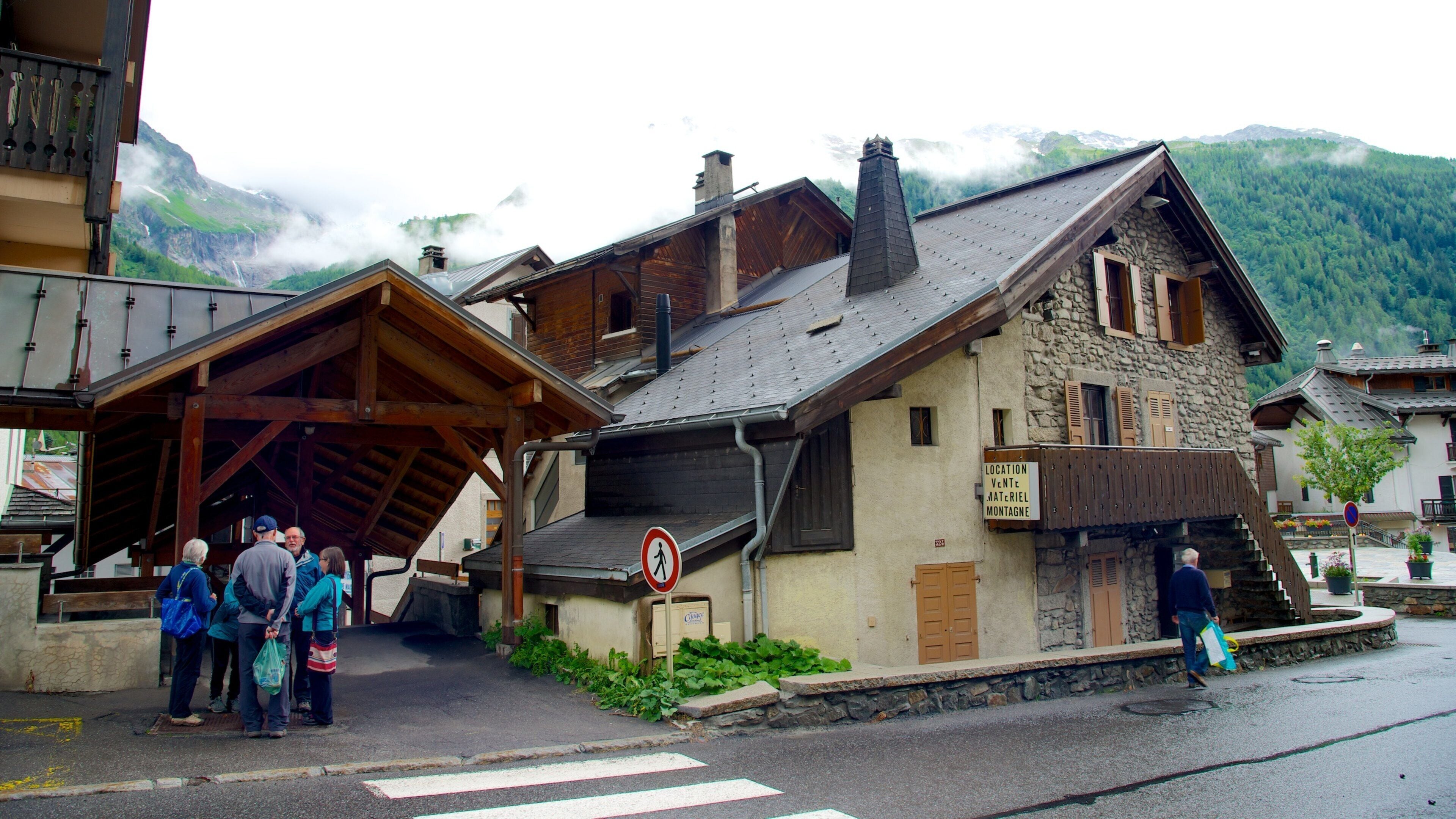 Argentiere showing a small town or village, heritage elements and street scenes