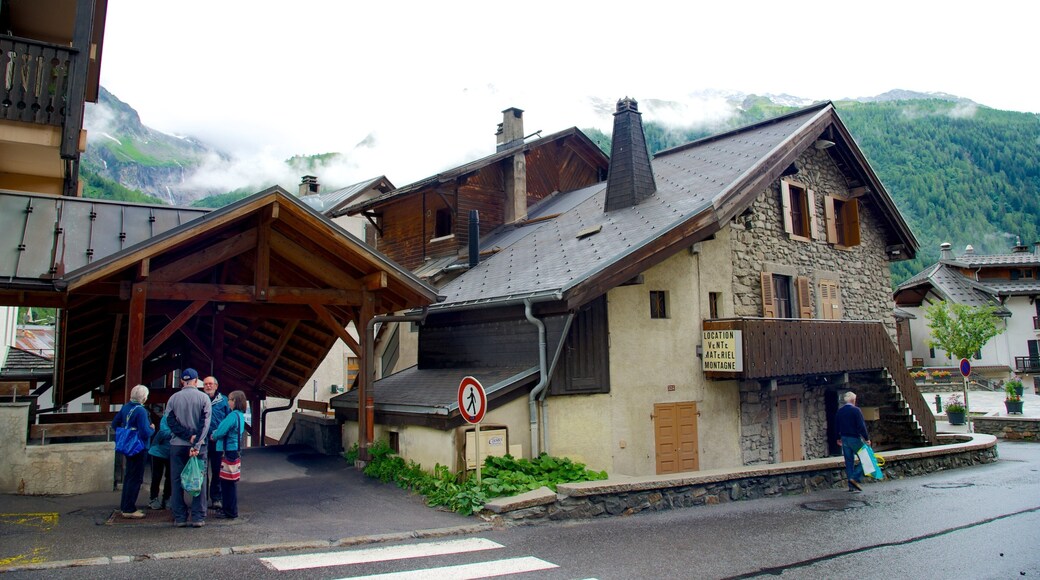 Argentiere showing a small town or village, heritage elements and street scenes