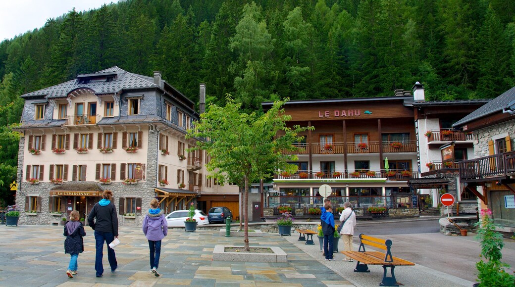 Argentiere which includes a hotel, a small town or village and a square or plaza