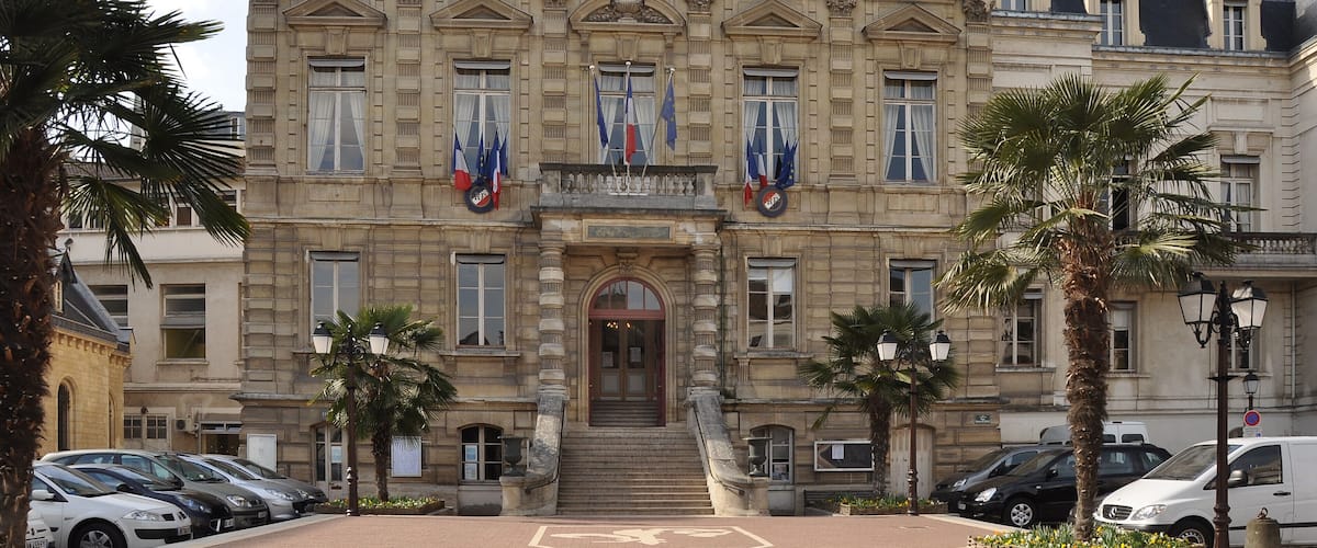 This building is indexed in the Base Mérimée, a database of architectural heritage maintained by the French Ministry of Culture, under the reference IA92000280 .