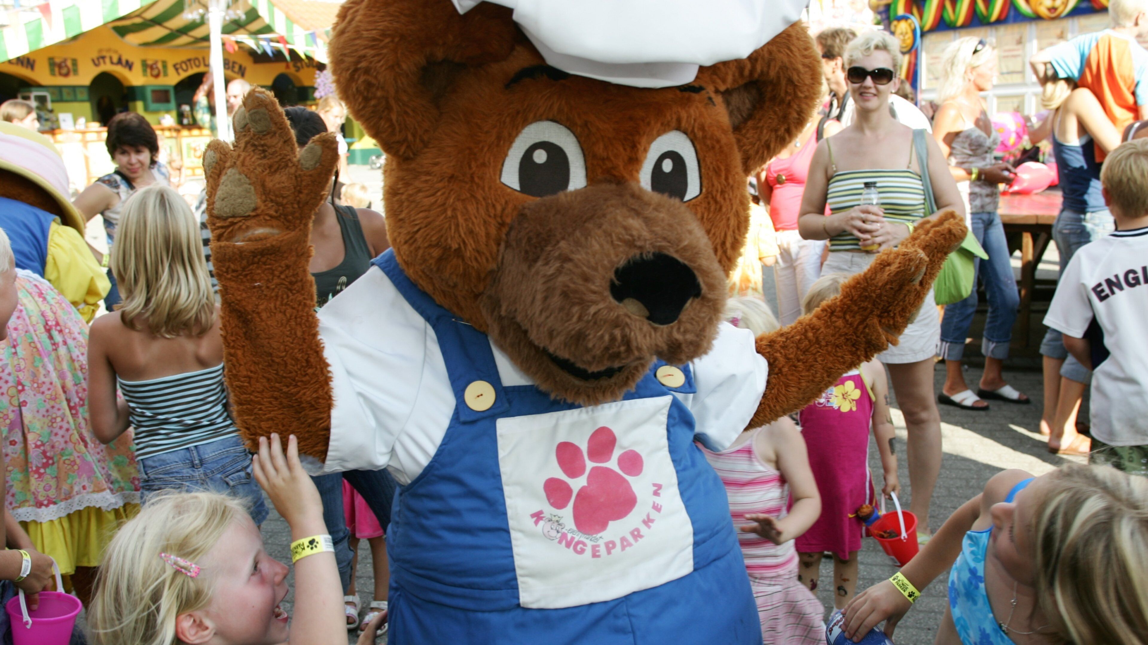 Algard featuring rides as well as children