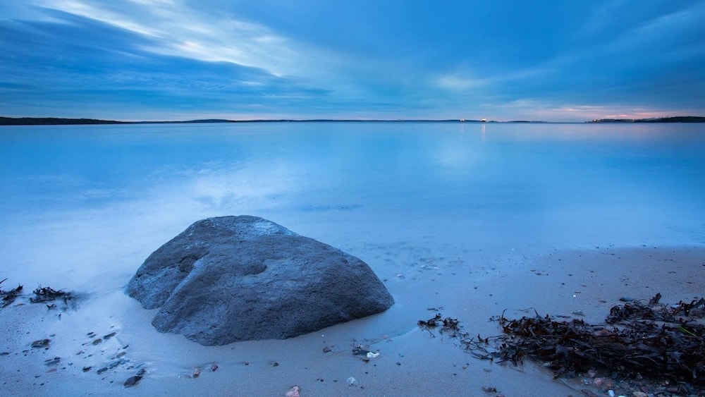 Bluehour in Åsgårdstrand, a small town located along Oslofjorden in Norway. Åsgårdstrand is known for its beautiful light and colors, and have been the home of famous painters like Edvard Munch and Christian Krogh.
So if you've ever wonder where Munch got his inspiration from, well now you know!
#bvsblue #blue #åsgårdstrand