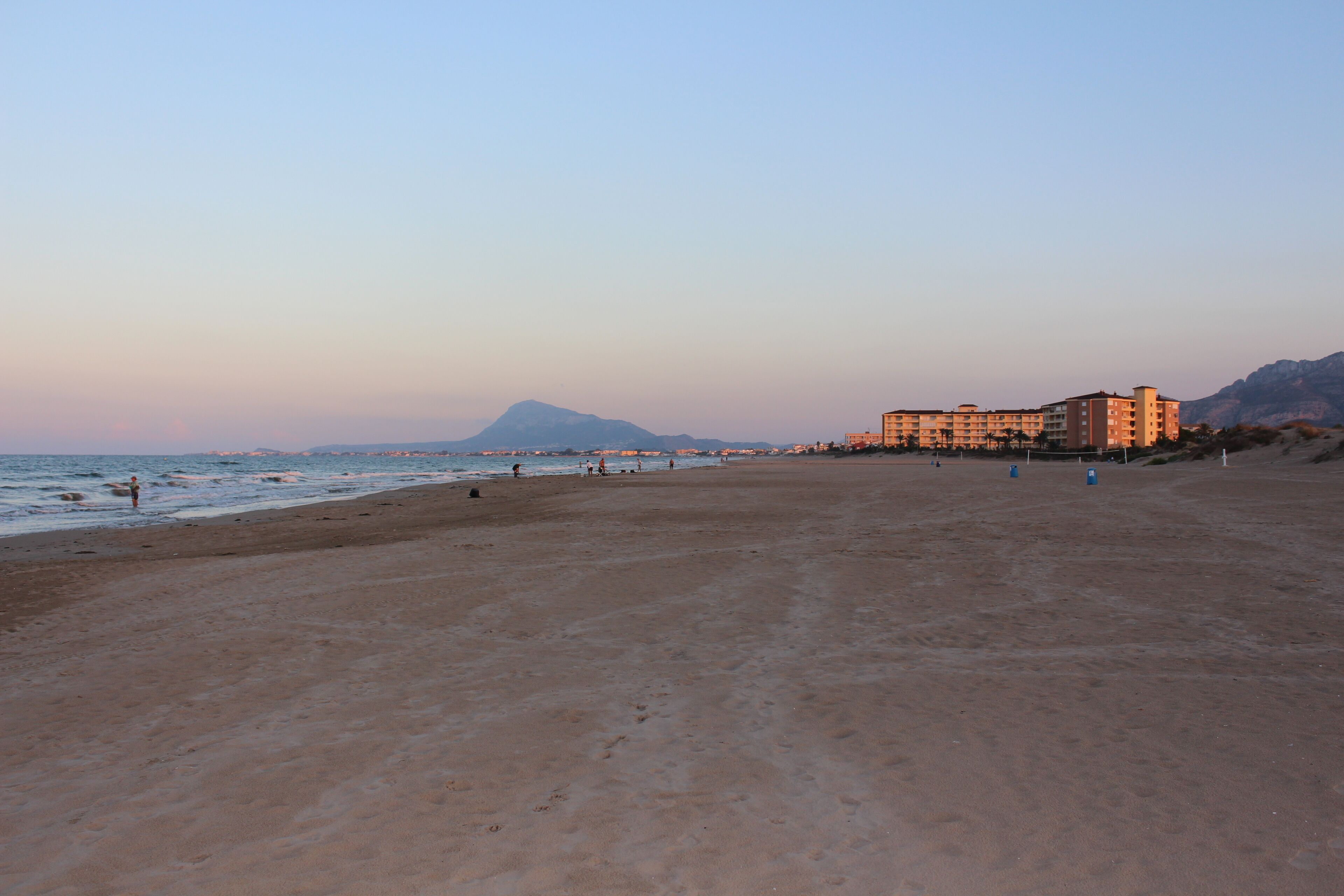 На пляже вечером. Вид на Дению (Dénia).