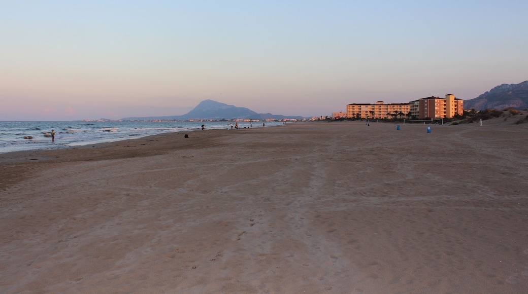 На пляже вечером. Вид на Дению (Dénia).