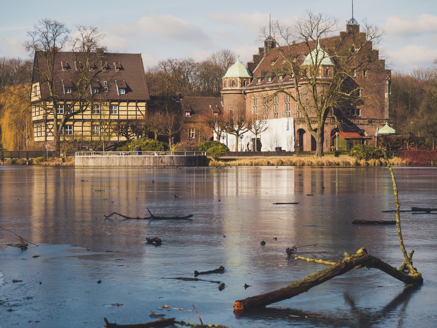 I used the sticks on the frozen lake as a foreground to the beautiful palace.