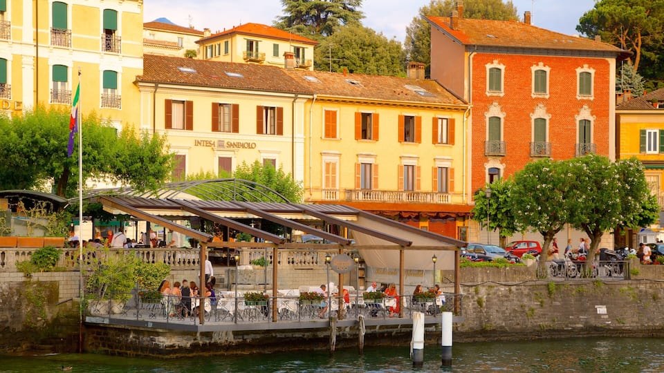 Bellagio showing a coastal town and outdoor eating