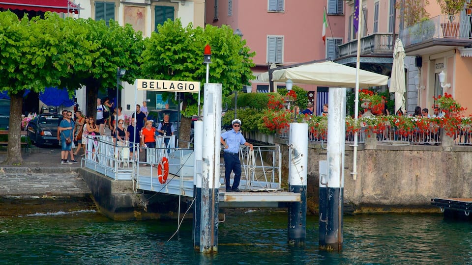 Un muelle con un flotador salvavidas, un cartel que dice "BELLAGIO" y una persona con uniforme.