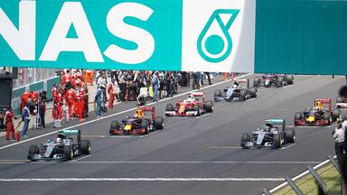 Uma corrida de Fórmula 1 em uma pista com vários carros e equipes.
