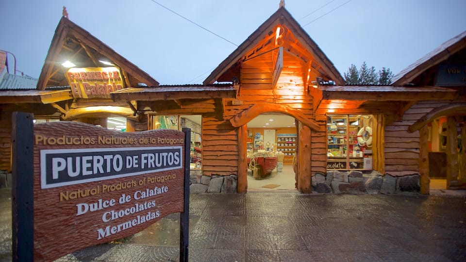 El Calafate featuring signage