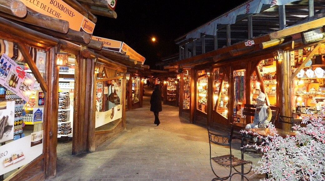 Shopping em La Calafate, é uma agradável cidade da Argentina. Fica próxima do magnífico Graciar Perito Moreno.
La Calafate is a pleasant city in Argentina. It is close to the magnificent Graciar Perito Moreno.