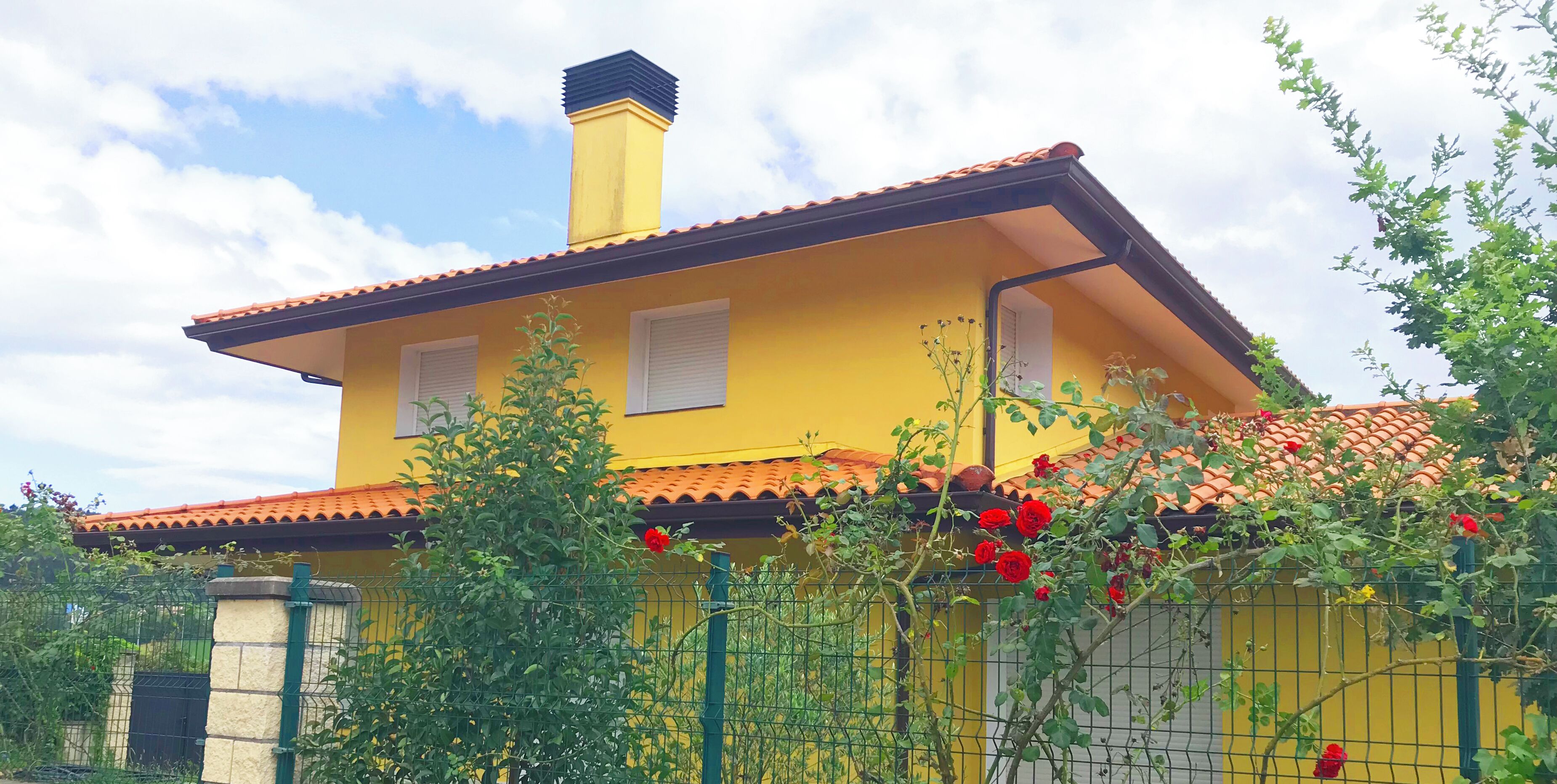 Derio is a small town in the Greater Bilbao area (and right next to the Bilbao airport). It’s a 10-minute drive to Bilbao. 