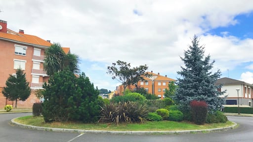 Derio is a small town in the Greater Bilbao area (and right next to the Bilbao airport). It’s a 10-minute drive to Bilbao.