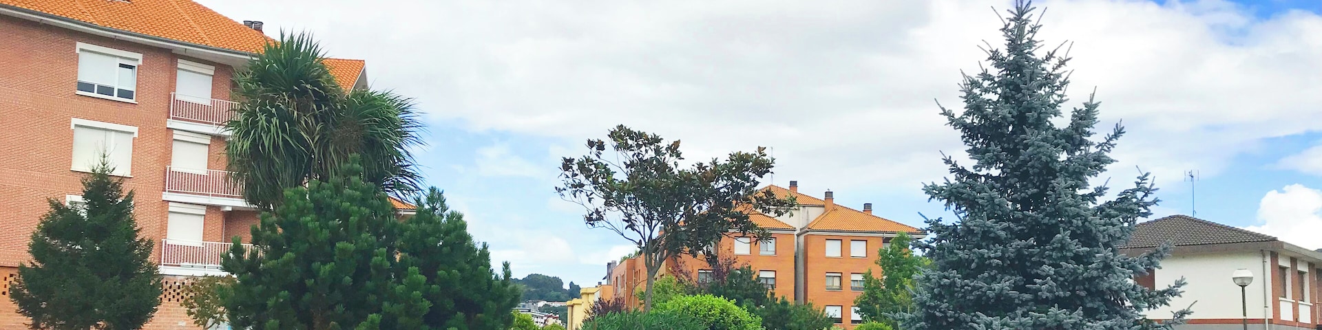 Derio is a small town in the Greater Bilbao area (and right next to the Bilbao airport). It’s a 10-minute drive to Bilbao.