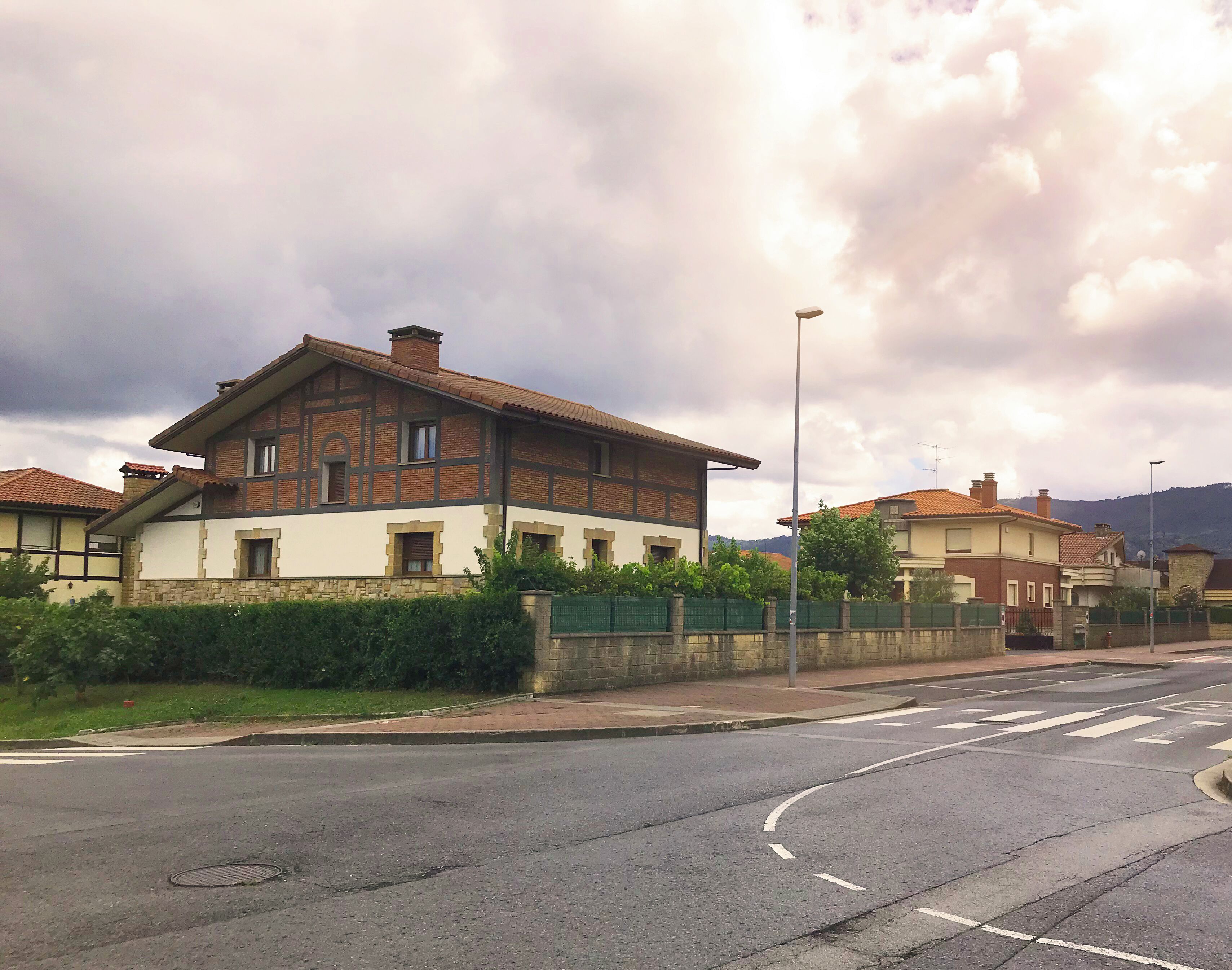 Derio is a small town in the Greater Bilbao area (and right next to the Bilbao airport). It’s a 10-minute drive to Bilbao. 