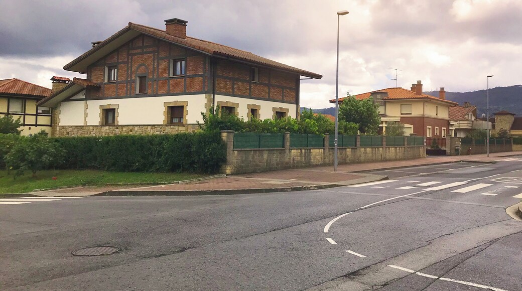 Derio is a small town in the Greater Bilbao area (and right next to the Bilbao airport). It’s a 10-minute drive to Bilbao.