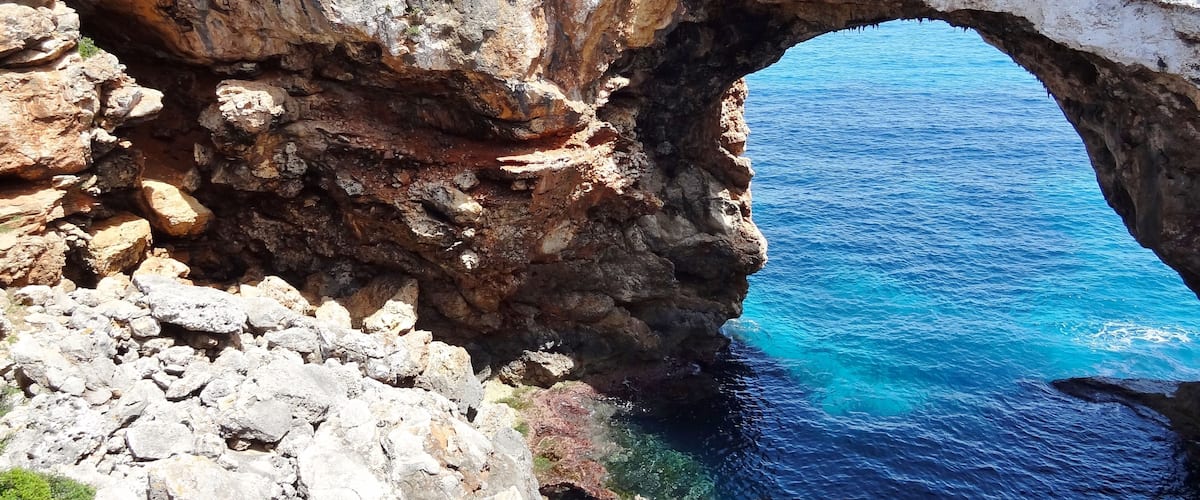 Die Cova Marina des Pont, auch Cova des Pont de sa Marina oder Cova esfondrada des Pont neben der Cala Varques in der Gemeinde Manacor, Mallorca, Spanien