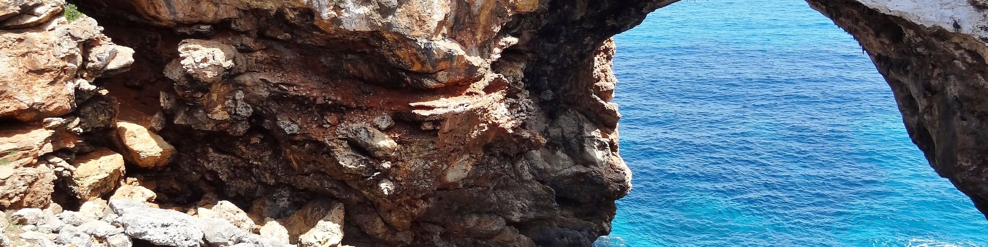 Die Cova Marina des Pont, auch Cova des Pont de sa Marina oder Cova esfondrada des Pont neben der Cala Varques in der Gemeinde Manacor, Mallorca, Spanien